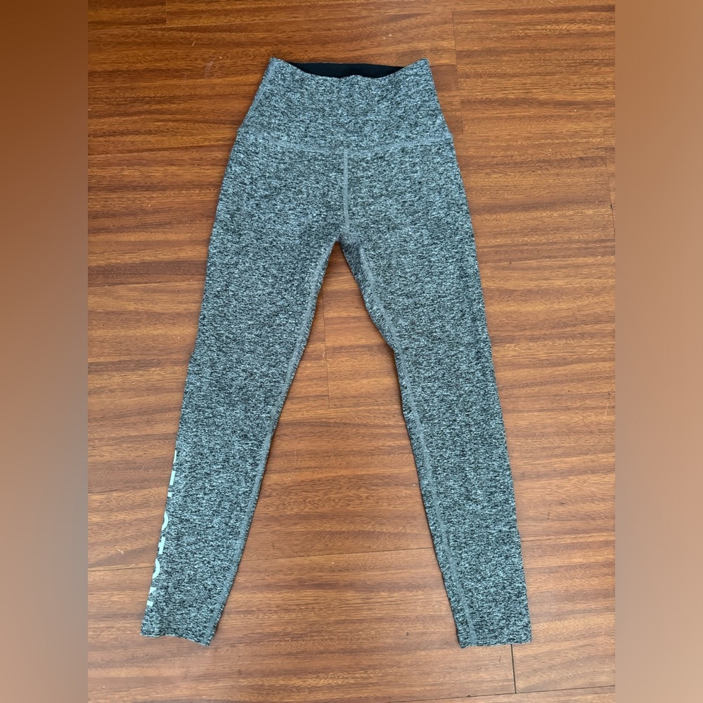 Beyond Yoga x Peloton Heather Gray Leggings with Peloton in Mint on side